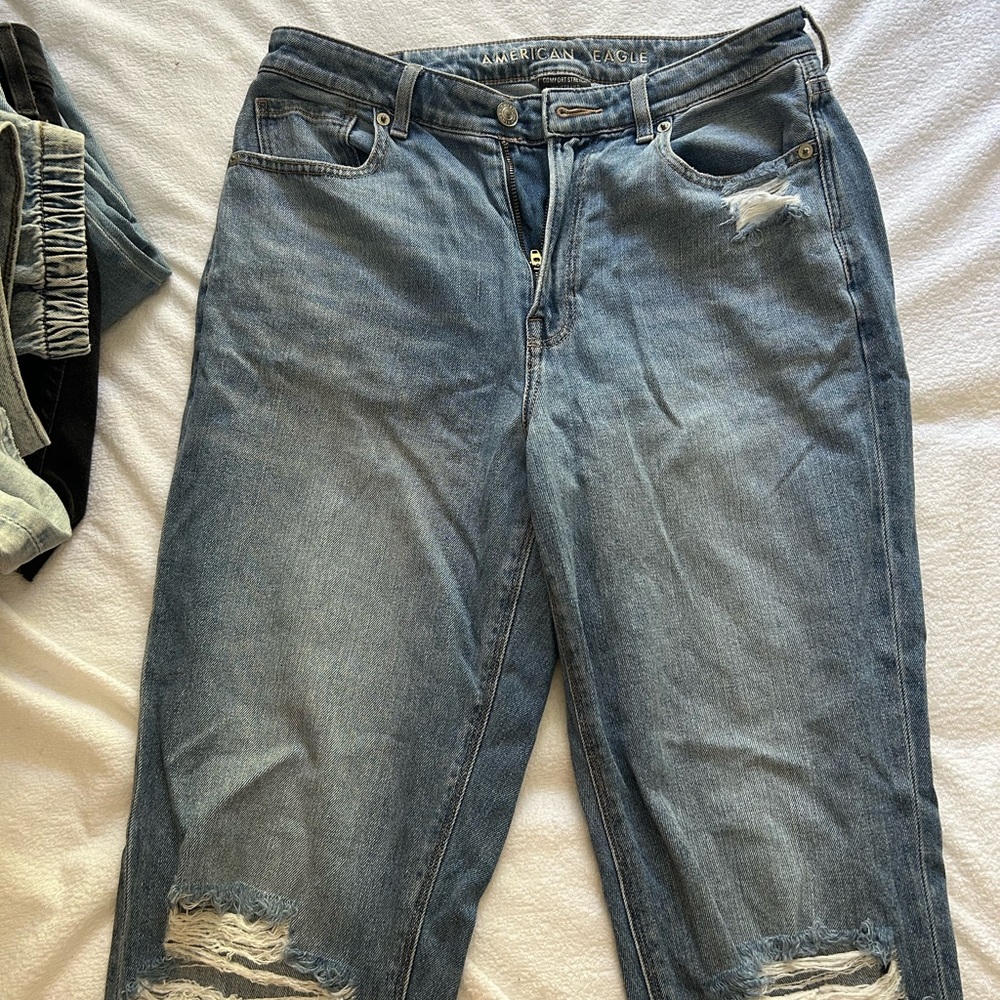 AE Boyfriend Jeans Distressed